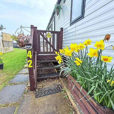 Beautiful Caravan For Hire With A Partial Sea View In Suffolk Ref 32042Az Лоустофт Экстерьер фото