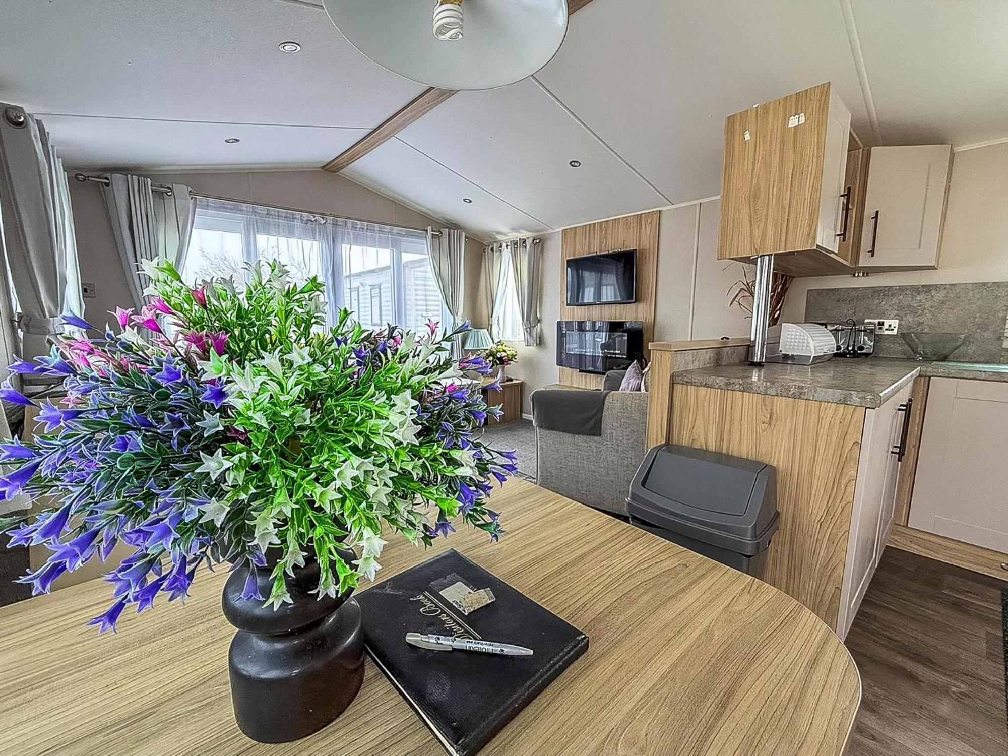 Beautiful Caravan For Hire With A Partial Sea View In Suffolk Ref 32042Az Лоустофт Экстерьер фото